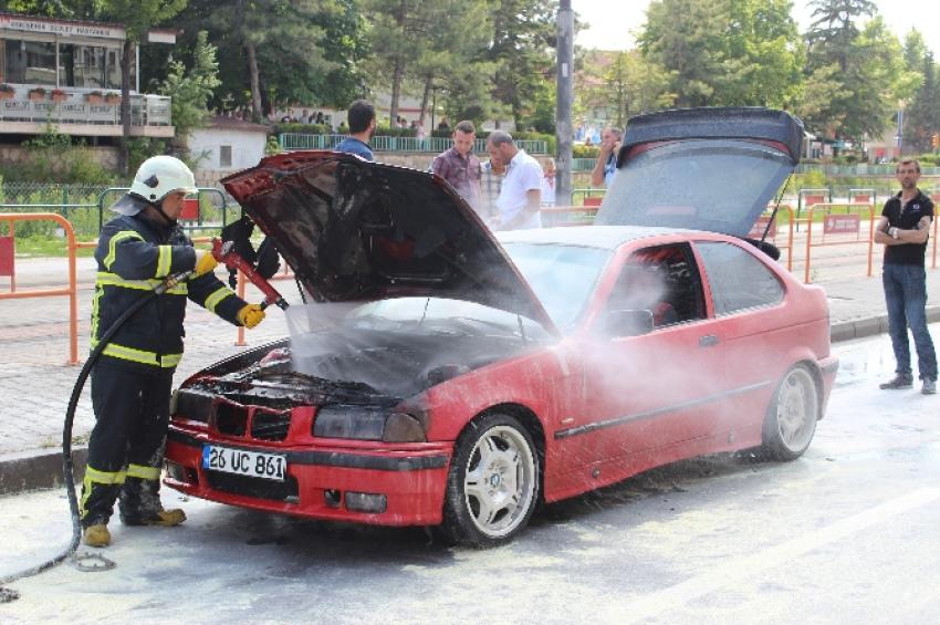 Otomobili yanan genç kız gözyaşlarına boğuldu