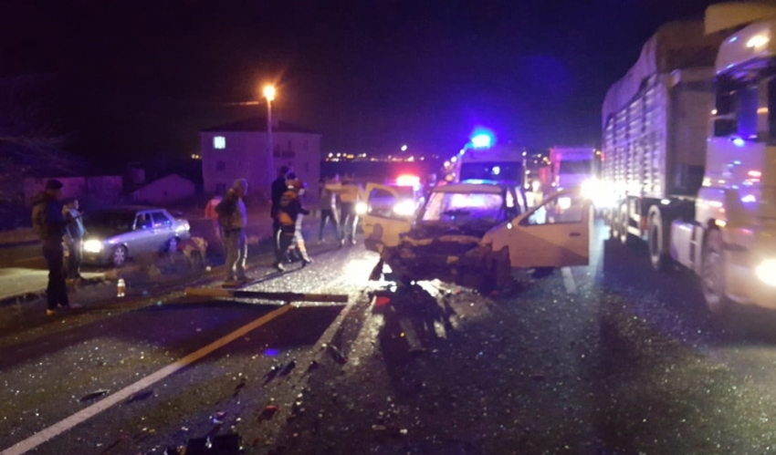 Silivri’de hafif ticari araç kamyona çarptı: 5 yaralı