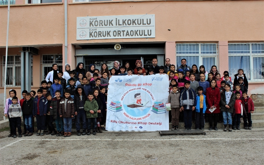 Üniversiteliler topladıkları kitapları köy okuluna bağışladı