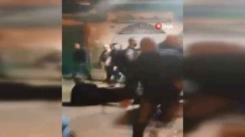İsrail polisi Mescid-i Aksa’nın kapısında namaz kılanlara saldırdı