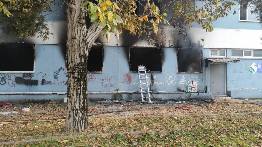 Okulun metruk spor salonu alev alev yandı