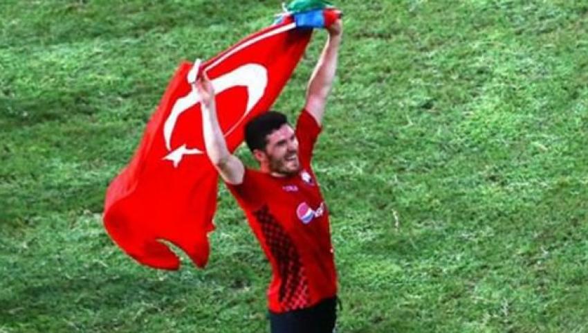 Azerbaycanlı futbolcu Türk Bayrağı'yla sahada tur attı