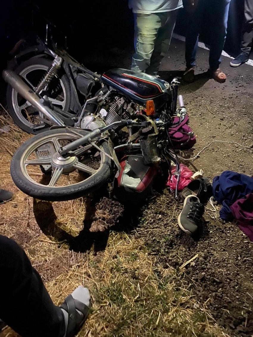 Motosiklet traktör römorkuna arkadan çarptı: 2 yaralı