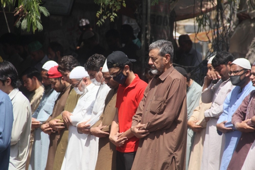 Pakistan camilerde cemaatle kılınan namazları yasakladı