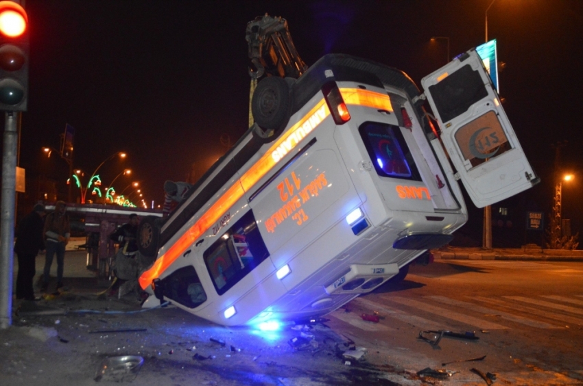 Hasta taşıyan ambulans otomobille çarpıştı: 1 ölü, 9 yaralı