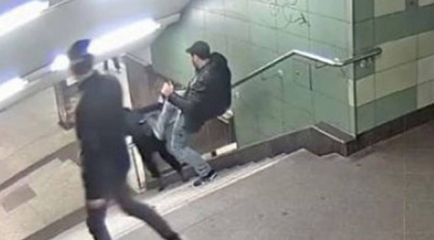 Metroda kadına tekmeli saldırı