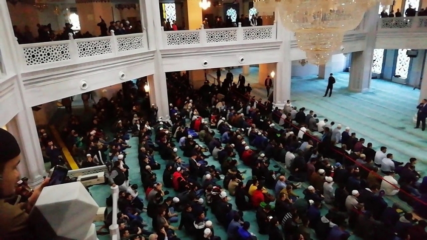 Rusya’da müslümanlar Kurban Bayramı’nda camilere sığmadı
