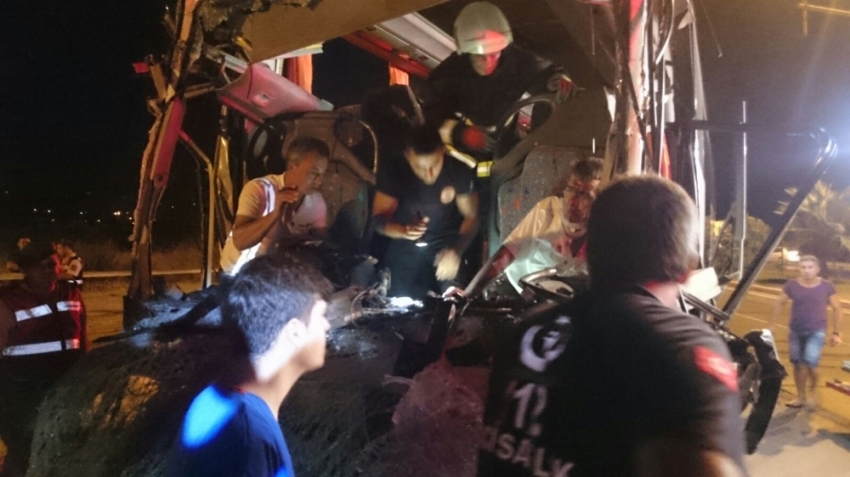 Tur otobüsü ile TIR çarpıştı: 1 ölü, 11 yaralı