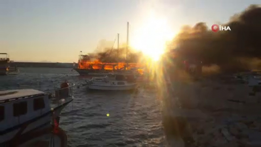 İzmir’de gezi teknesi alev alev yandı