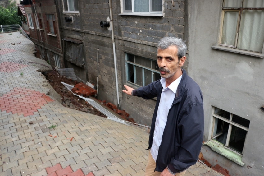 Aşırı yağış sonrası binanın istinat duvarı çöktü 23 hane boşaltıldı
