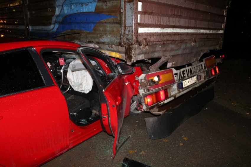 Sivas’ta otomobil tırın altına girdi: 4 yaralı