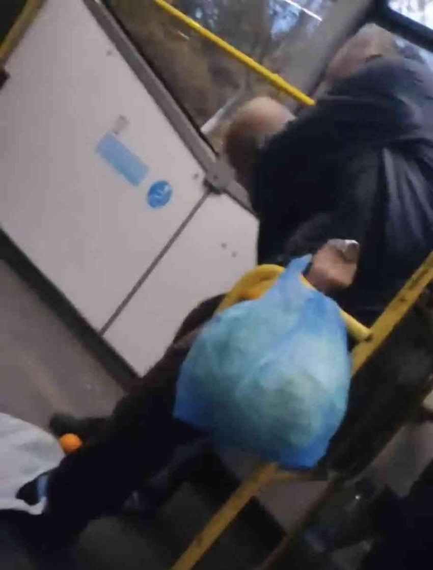 İki yaşlı adam otobüste yumruk yumruğa birbirine girdi