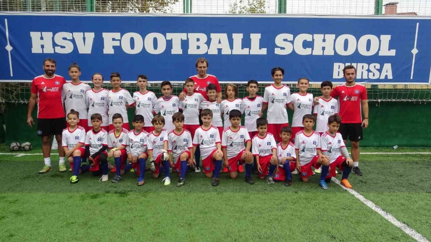 Bursa'da bulunan Hamburg Futbol Okulu'nun gençlerine büyük ilgi