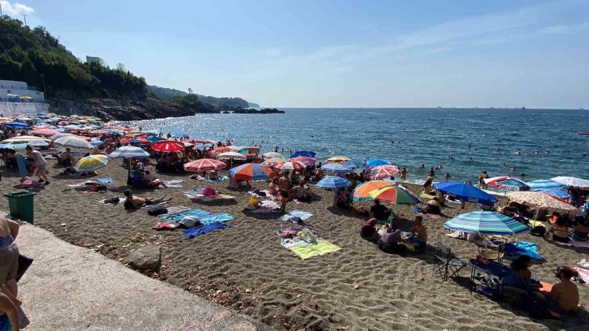 Sıcaklık 30 dereceye yaklaştı, vatandaşlar plaja akın etti