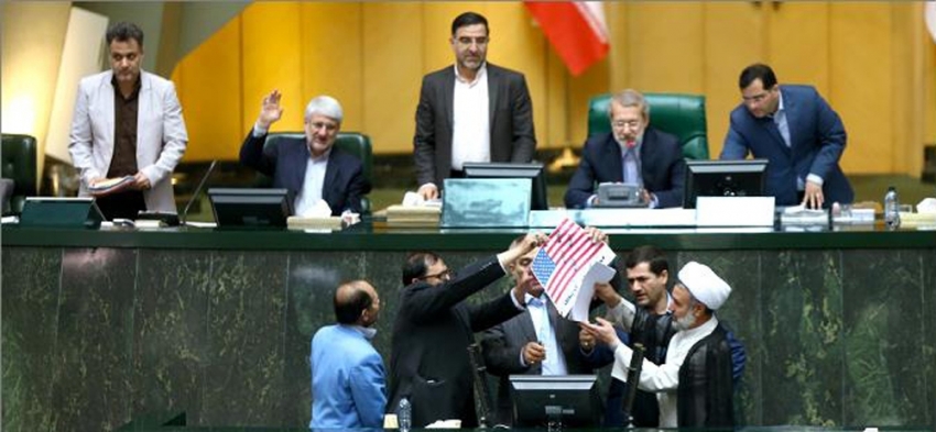 İran Meclisi’nde ABD bayrağı yakıldı