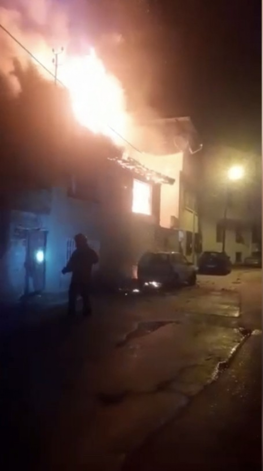 Bursa’da ev alev alev yandı, mahalleli ayağa kalktı