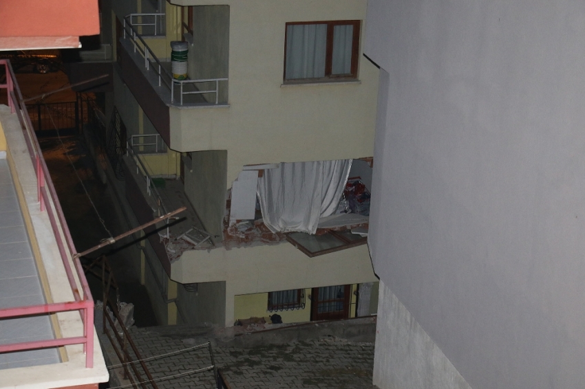 Ankara’da istinat duvarı çöktü: İki bina boşaltıldı