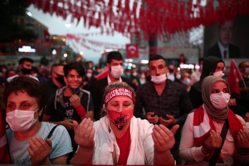 Bursa’da vatandaşlar demokrasi için meydanlara akın etti