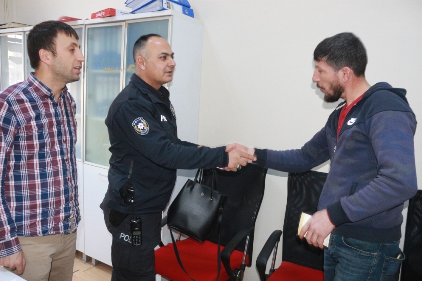 Suriyeli adam bulduğu çantayı polise teslim etti