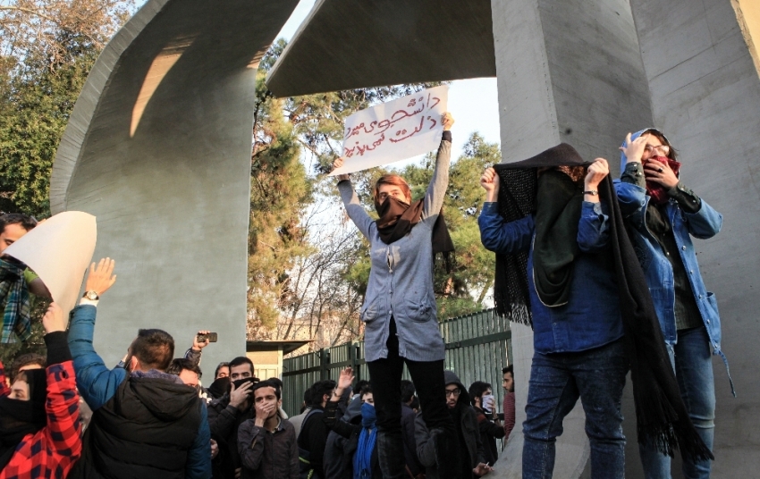 İran’daki protestolarda ölü sayısı 10’a yükseldi