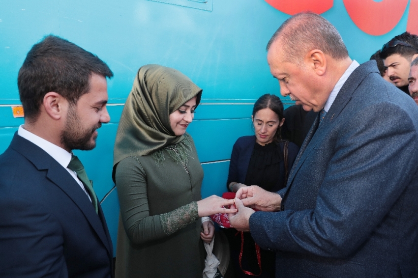 Cumhurbaşkanı Erdoğan, Şırnak’ta genç çiftin nişan yüzüklerini taktı