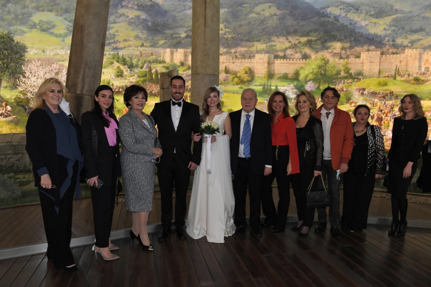Hülya Koçyiğit, Bursa'da yeğeninin nikah şahitliğini yaptı