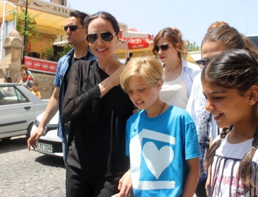 Angelina Jolie Mardin sokaklarında