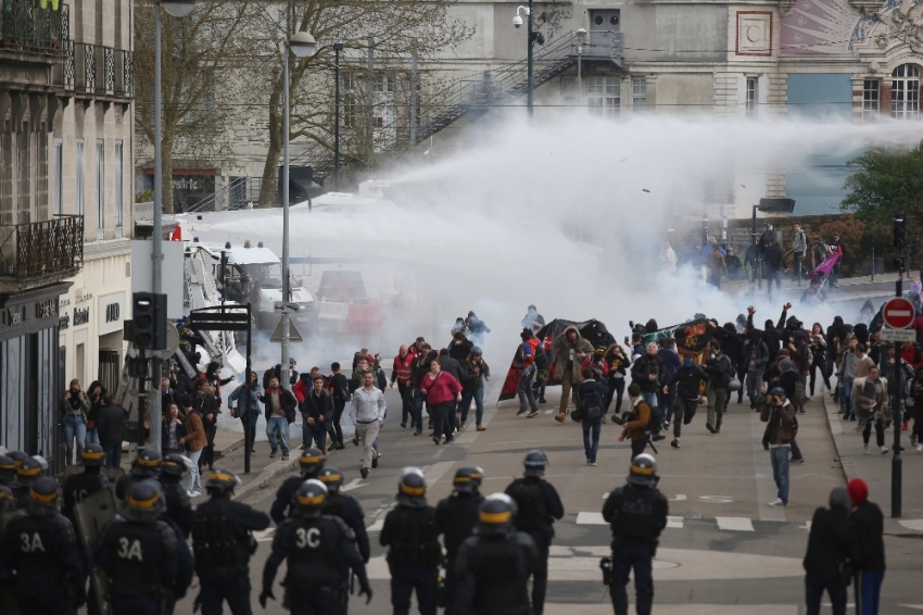 Fransa’da reform karşıtı grevler sürüyor