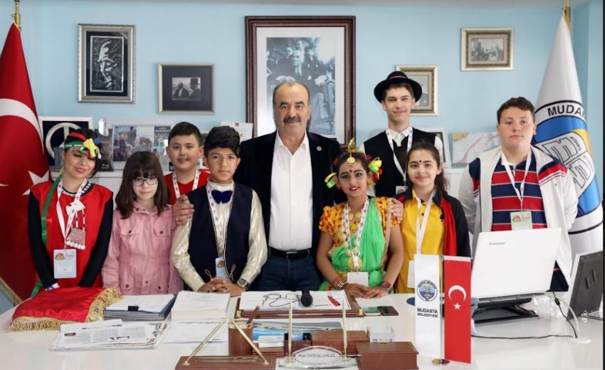 Başkan Türkyılmaz koltuğu dünya çocuklarına bıraktı