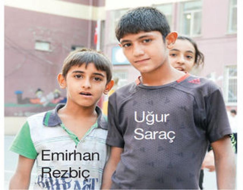 Türk Bayrağı'nı direğe asan çocuklar konuştu