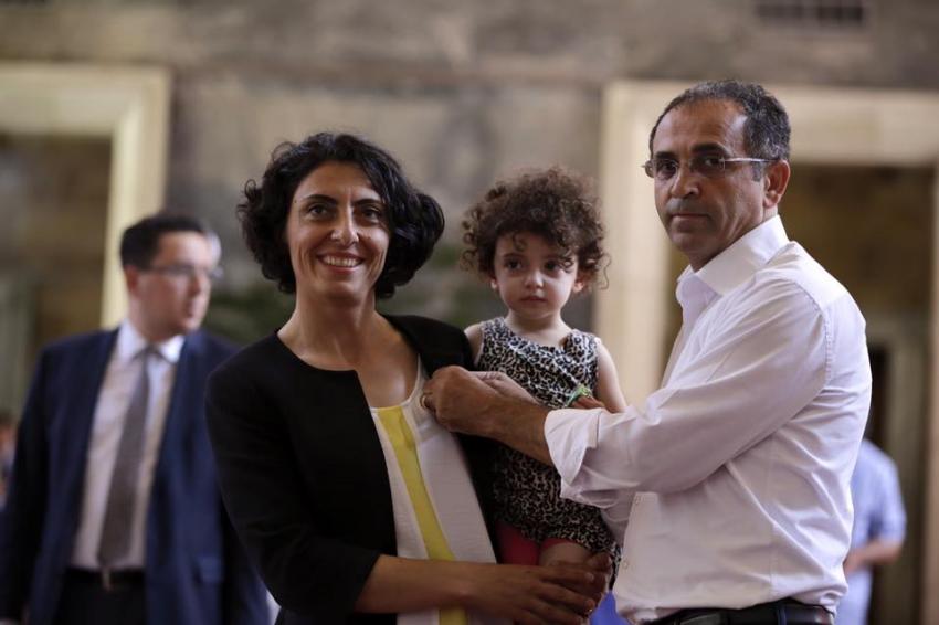 Milletvekili Kayışoğlu'na rozeti gazeteci eşi taktı