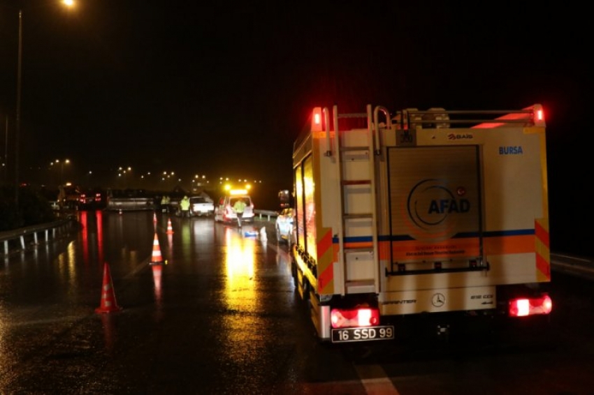 Bursa’da kostik kimyasalı yüklü tanker devrildi