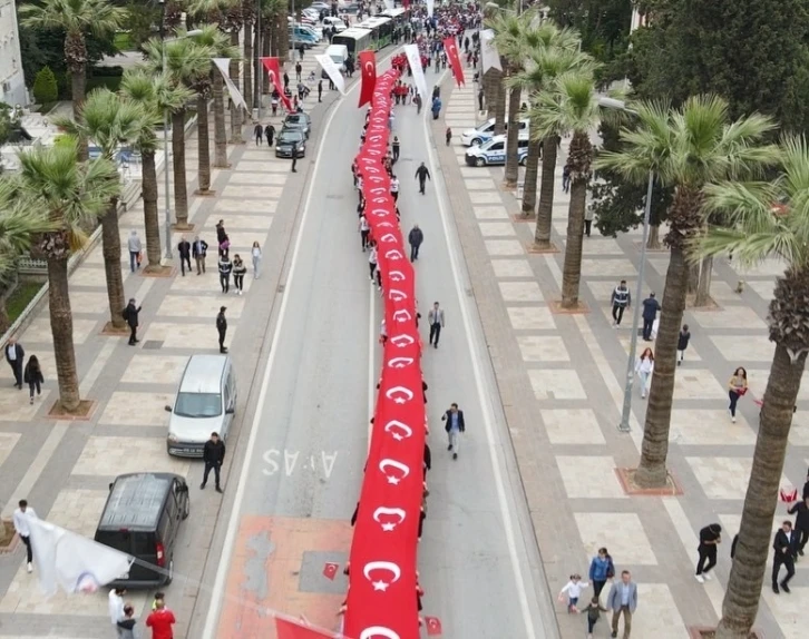 120 metrelik Türk bayrağı elden ele taşındı
