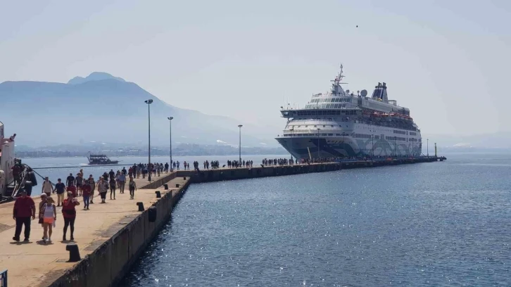 13 yıl aradan sonra İsrailli turist taşıyan ilk gemi Alanya Limanı’na demir attı
