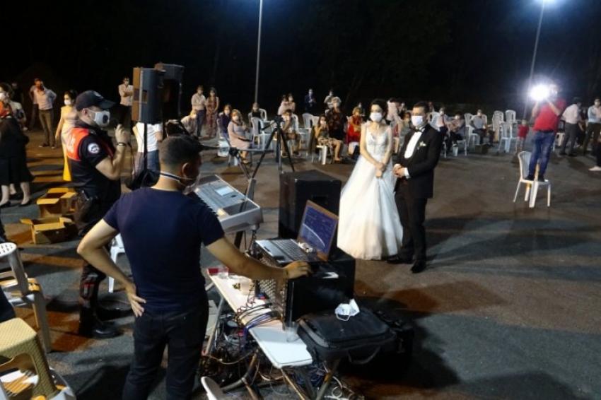 Bursa'da düğünü polis bastı