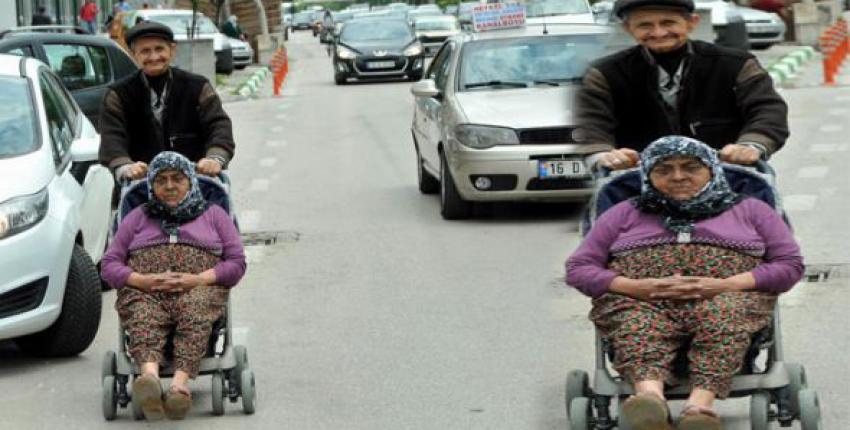 Bursa'da hasta eşini bebek arabasıyla sandığa götürdü