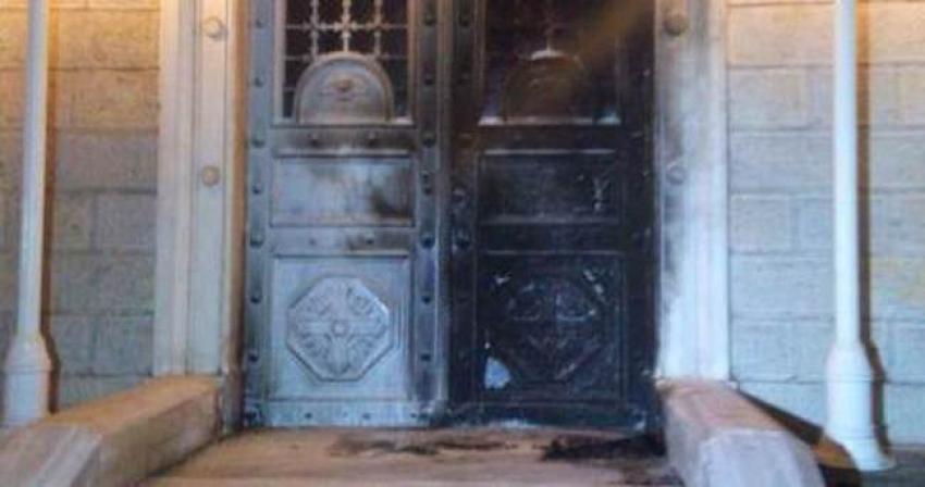 Kadıköy'de, kilisenin kapısı ateşe verildi