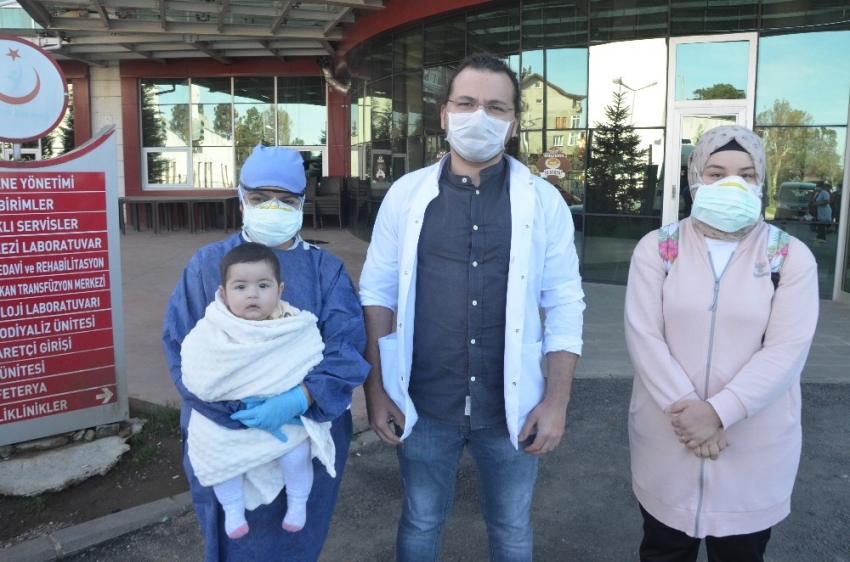 7 aylık Duru ve ailesi korona virüsü yendi