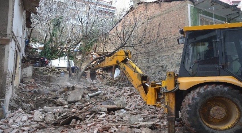 Gemlik'te metruk binalar yıkılıyor
