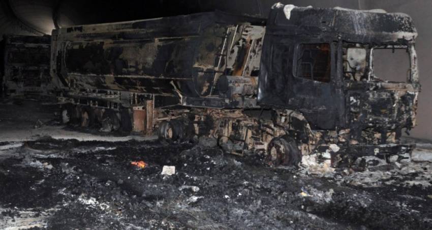 PKK yol kesip 11 aracı ateşe verdi