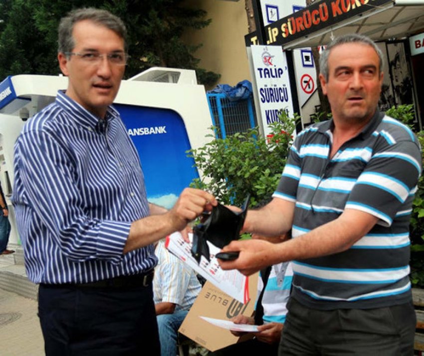 Bursa'da vatandaş milletvekili adayına boş cüzdanını gösterdi!