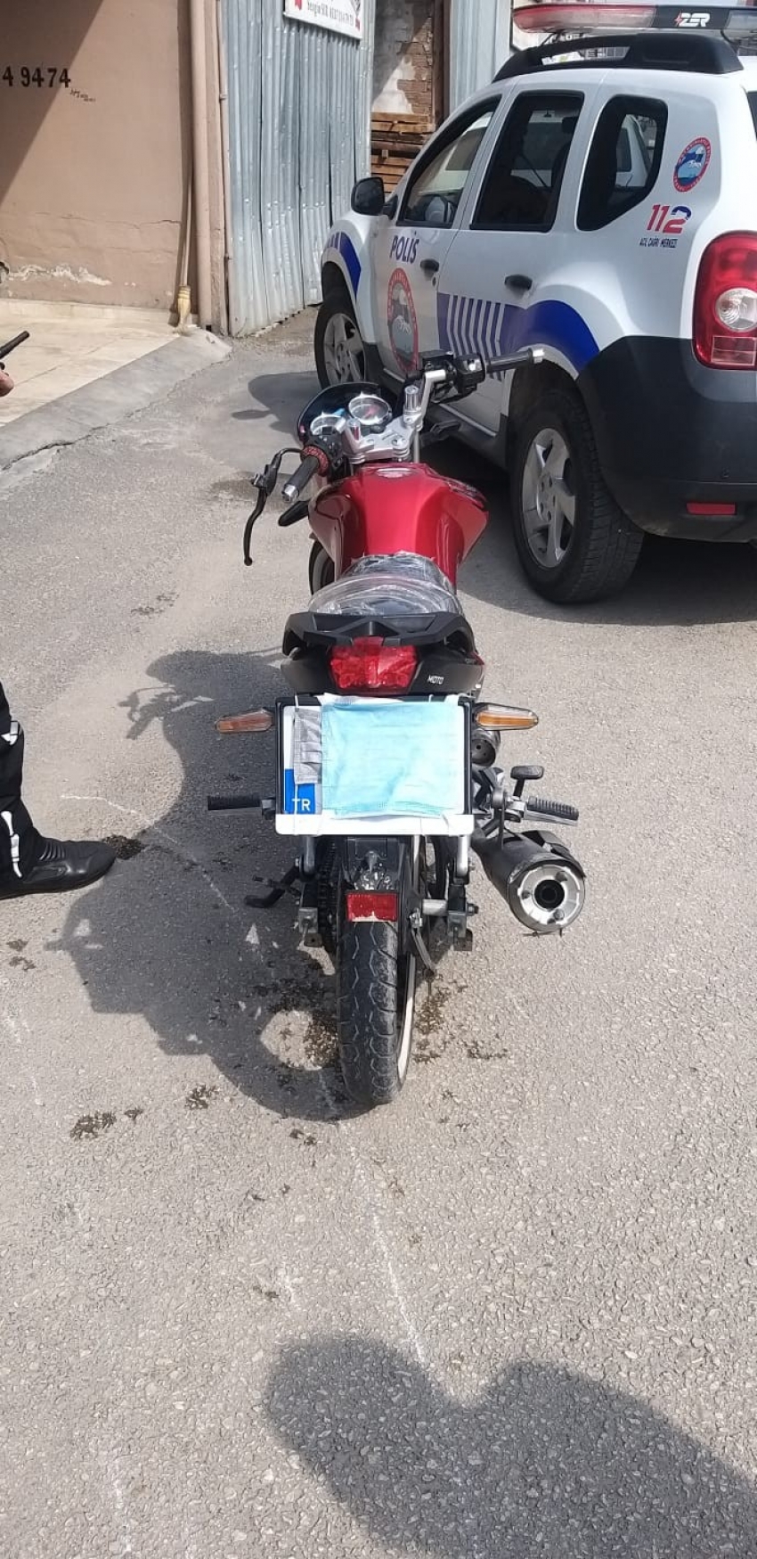 Bursa'da maskeyi yüzü yerine motosikletinin plakasına takan sürücü