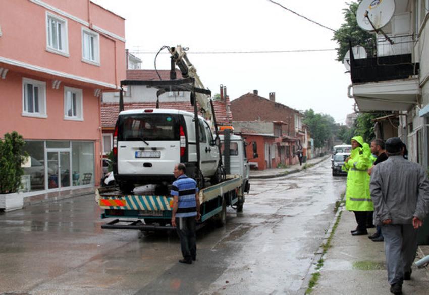 Bursa'da araçlar çekiciyle otoparka taşındı