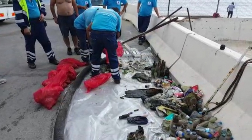 Balık adamlar denizden yarım saatte kilolarca çöp çıkardı