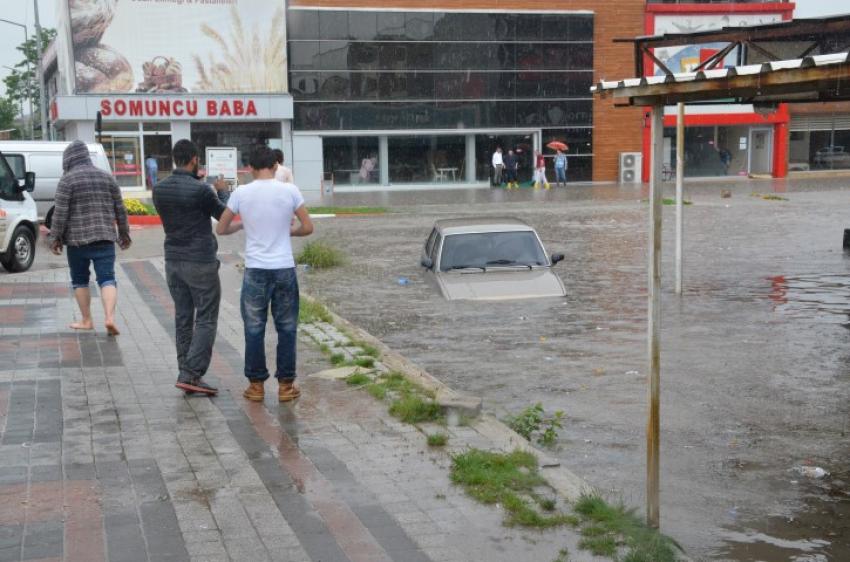 Bursa'da cadde ve sokaklar göle döndü!