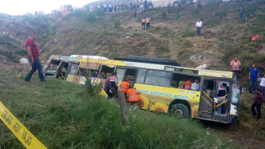 Belediye otobüsü dereye yuvarlandı: 2 ölü, 27 yaralı