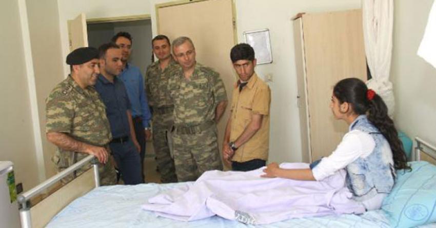 Dağlıca'da yaralanan kıza komutanlardan ziyaret