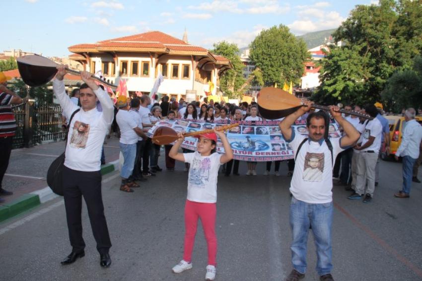 Bursa'da Madımak olayları için sazlarıyla yürüdüler