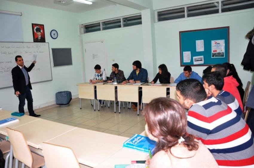 BTÜ, 12 yabancı eğitmenle İngilizce öğretecek