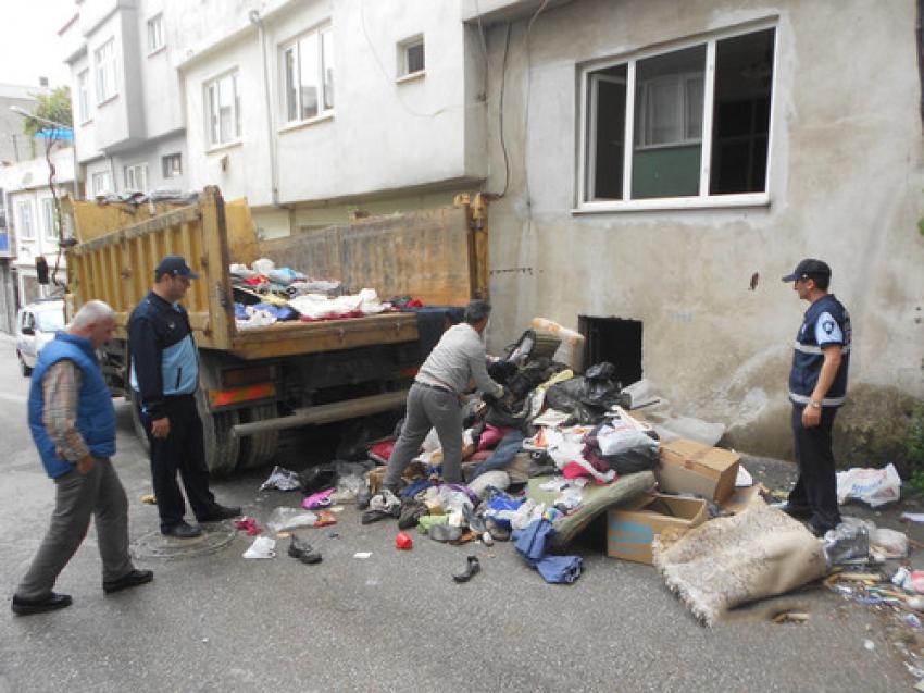Bursa'da iki evden 15 kamyon çöp çıktı